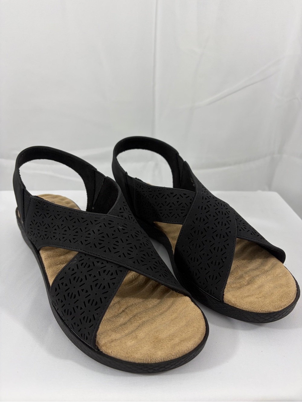 NWT easy street Women’s Size 6 Black Laser-Cut Crisscross Slingback Sandals